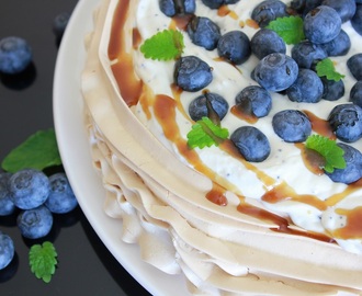 Pavlova med ostekrem, valmuefrø og blåbær