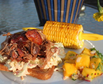 Pulled pork med coleslaw, mangosalat og maiskolber