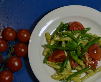 Pastasallad med pesto, bönor & tomat