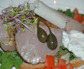 Smørbrød med roastbeef, kapers og hakkede tomater