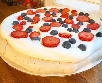 Pavlova med vaniljekrem og bær