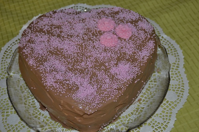 Sjokoladekake med dronningkrem og stikkelsbærgelè