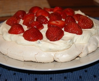 Pavlova med pasjonsfruktkrem og jordbær