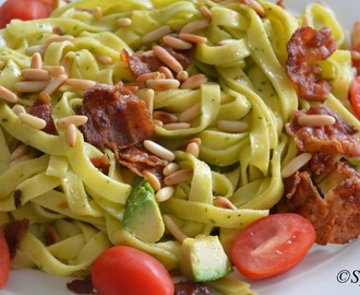 Pasta med bacon, avocado og pesto