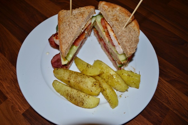 Club Sandwich med ovnsbakte poteter