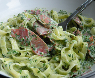 Pasta med spinat- og skinkesaus