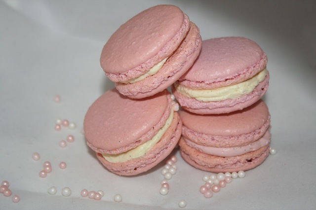 Rosa franske makroner med swiss meringue smørkrem