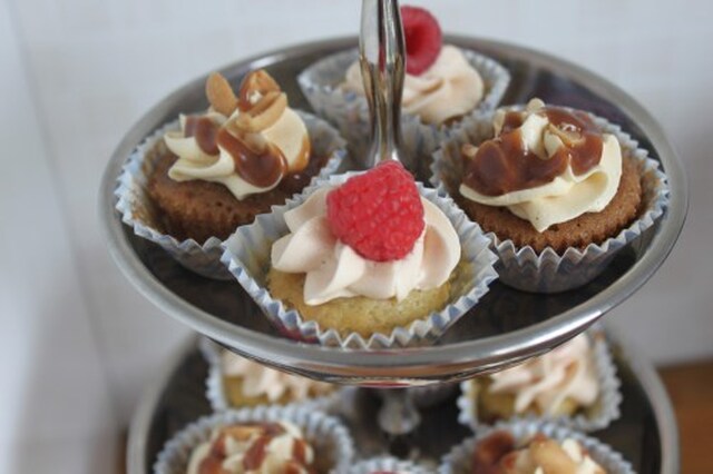Cupcakes med bringebær og hvit sjokolade