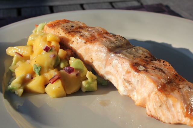 Grillet laks med mangosalsa