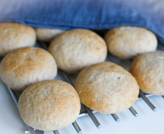 HJEMMEBAKTE HAMBURGERBRØD