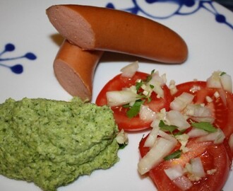 Pølse med tomatsalat og brokkolimos