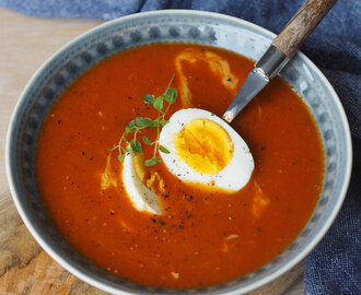 Klassisk tomatsuppe med egg og revet ost – Rask og sunn hverdagsmiddag!