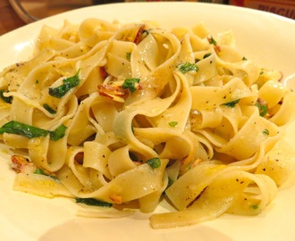 Pasta med mandelflak, urter og sitronskall