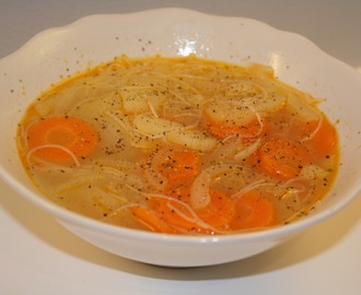 Grønnsak- og nudelsuppe