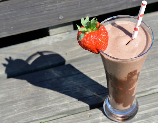 Sunnere og nydelig sjokolade-milkshake for å avkjøle kroppen!