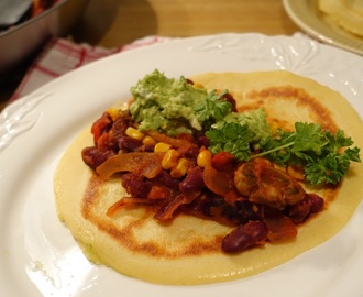 Pannekaker fylt med spicy bønnerøre og guacamole – vegetar