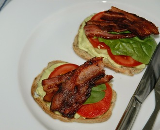 Crostini med avocado, tomat og bacon