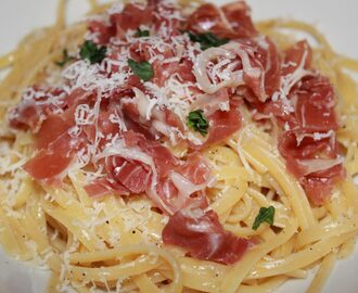 Enkel Linguine pasta med parmesanost og parmaskinke