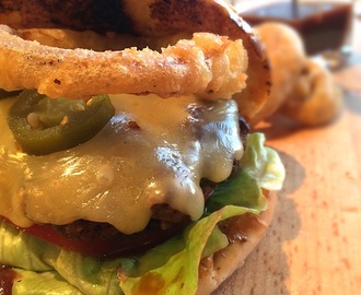 HJEMMELAGET BURGER MED BBQ-SAUS OG LØKRINGER