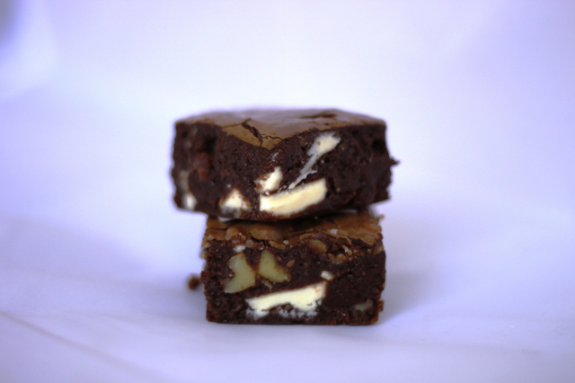 Brownies med nøtter og hvit sjokolade.