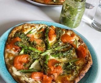 Pizza med asparges, ørret og pesto