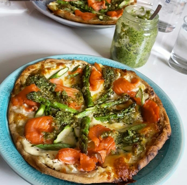 Pizza med asparges, ørret og pesto