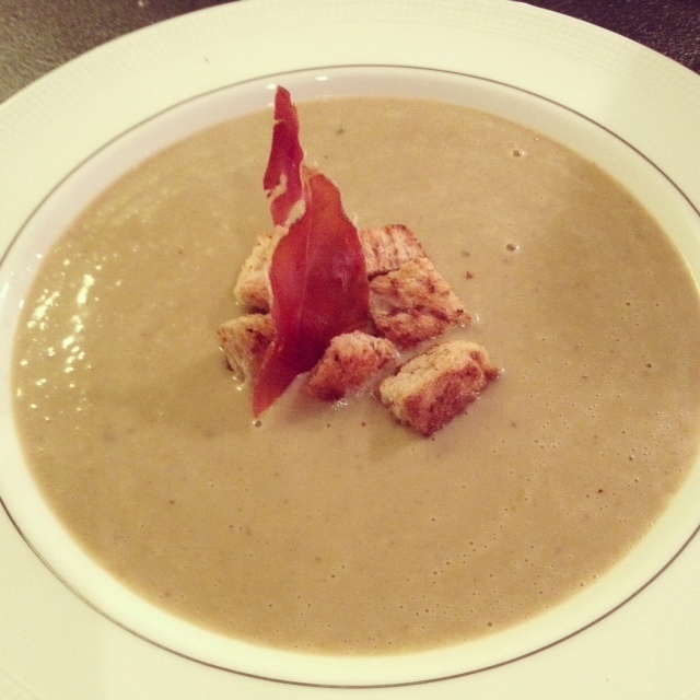 Kastanjesuppe med brødkrutonger og spekeskinkechips