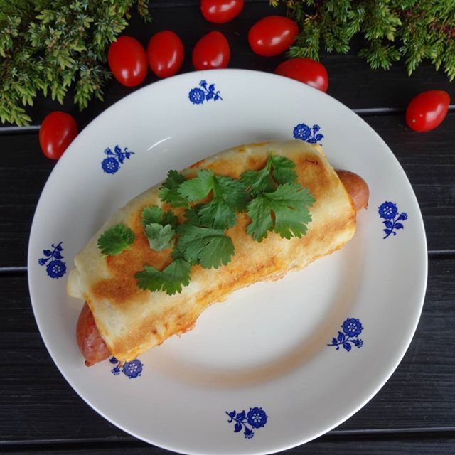 Innbakte lammepølser med hot tomatsalsa og mozzarella, på hyttevis ✿ღ