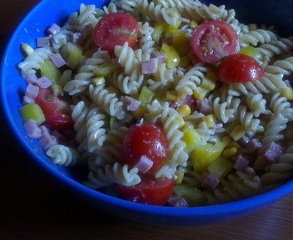 Pastasalat med pesto og parmesan