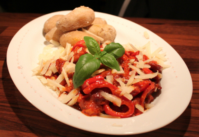 Choritzopølse, tomatsaus, paprika og parmesan.