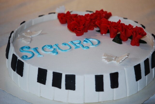 Pianokake med overdådig sjokoladekake.