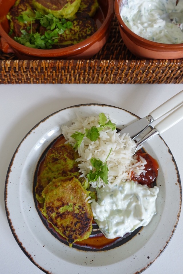 Indiske blomkålsfrikadeller med yoghurtsaus – vegetar