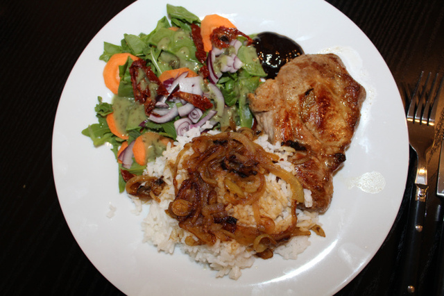 Middagstips: Kotelett med ris og salat, med pesto og BBQsauce