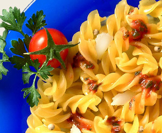 Fusilli med urter og tomatfondue.