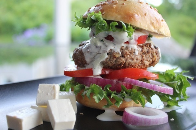 Hamburger med fetaost – gresk vri