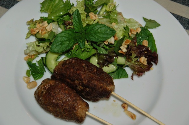 Kjøttboller (kebab) på spyd med asiatiskinspirert salat