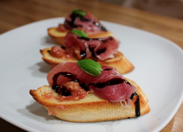 Crostini med fiken og parmaskinke