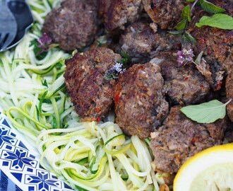 Spicy kjøttboller med feta, stekte linser og squashpasta