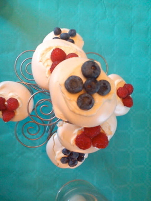 Cupcakes med pavlova og friske bær