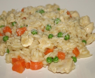 Risotto med kylling, gulrøtter og erter