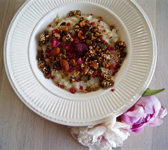Quinoa porridge with homemade granola