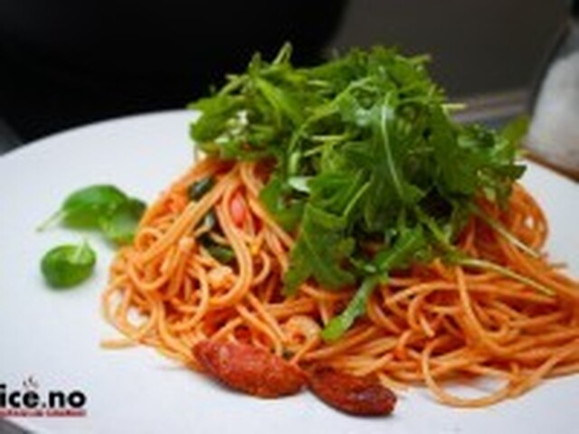 Spaghetti med chorizo og ruccola