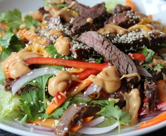 Thai biffsalat med sataysaus