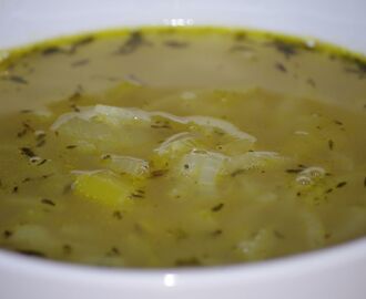 Løksuppe og spinatsnurrer med feta, soltørkede tomater og oliven