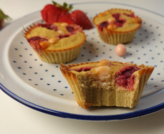 SAFTIGE JORDBÆRMUFFINS MED HVIT SJOKOLADE