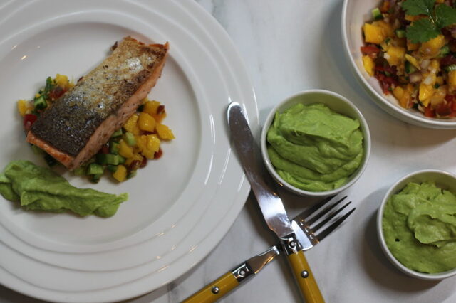 Pannestekt ørret med mangosalsa og avocadokrem