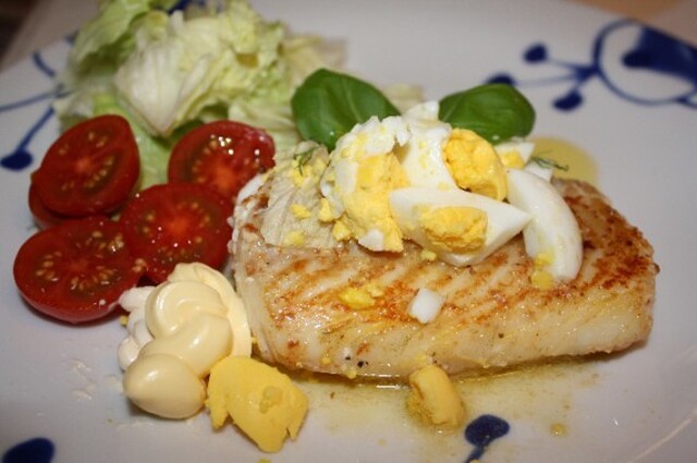 Stekt torsk med klaret smør og egg