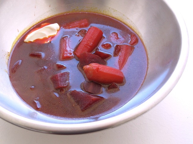 Rubinrød rødbetsuppe. Oppskrift fra et bortgjemt sted i Budapest.