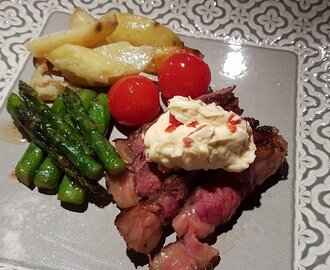 Entrecote med kryddersmør, asparges og stekte tomater