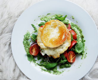 chevrèsalat med hjemmelaget pesto og cherrytomater